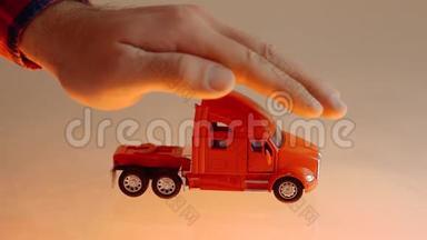 商务人士`红色玩具车的手护车在改装车上的保险